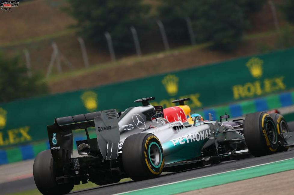 Der große Gewinner der Safety-Car-Phase: Hamilton. Am Ende der 14. Runde liegt er an neunter, nach den überfälligen McLaren-Boxenstopps sogar schon an siebter Stelle. Formatfüllend im Rückspiegel von Vettel, nur noch eine Sekunde hinter Teamkollege Rosberg.