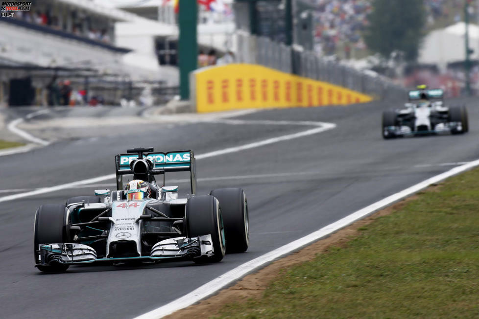 Zur Rennmitte fährt Hamilton mit harten Reifen vor Rosberg mit weichen. Hamiltons Pirellis sind um zehn Runden frischer, trotzdem kann Rosberg schneller. Also gibt das Team eine Stallorder aus: 