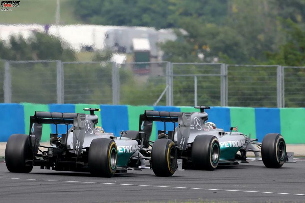 Unglaublich, aber wahr: Dank der um zwölf Runden frischeren (und weicheren) Reifen vernichtet Rosberg seinen riesigen Rückstand binnen weniger Runden. In der vorletzten Runde ist er am Teamkollegen dran, in der letzten probiert er es auf Ricciardo-Art - und scheitert, weil sich Hamilton diesmal brutal, aber auch sehr geschickt nach außen tragen lässt. Rosberg beendet den Grand Prix von Ungarn auf Platz vier. Erstmals 2014 ist ein Mercedes im Ziel, aber nicht auf dem Podium.