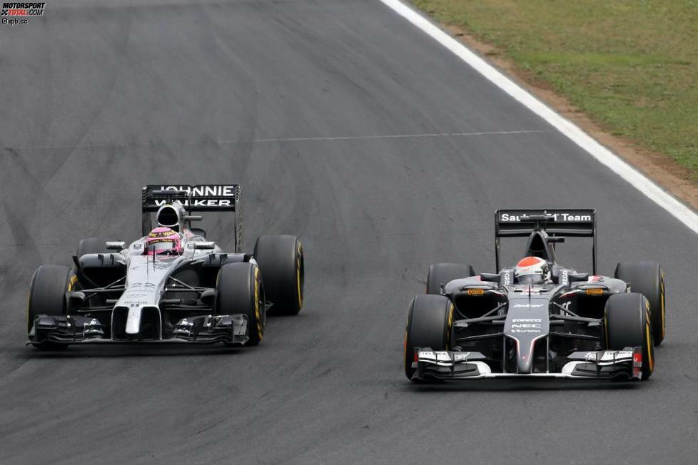 Beinahe reicht es für Adrian Sutil zum ersten Sauber-WM-Punkt der Saison. Nach 30 Runden langem Duell gegen Button und dem einen oder anderen gescheiterten Überholversuch fehlen am Ende nur 0,9 Sekunden.