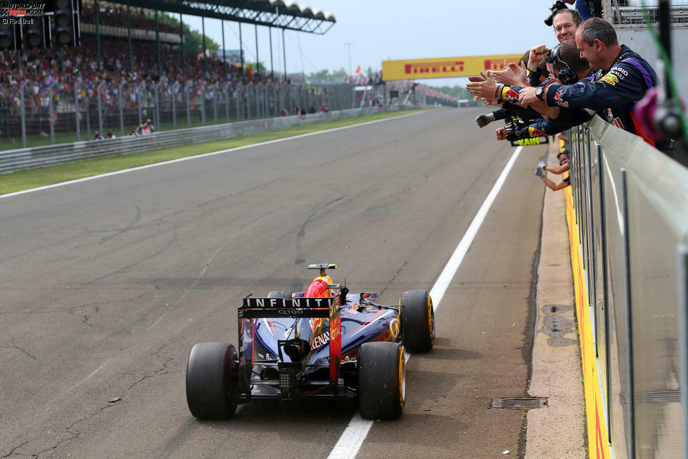 Ricciardo feiert den zweiten Sieg seiner Formel-1-Karriere (nach Kanada 2014) letztendlich souverän mit 5,2 Sekunden Vorsprung. Alonso schleppt seinen Ferrari mit völlig abgefahrenen Reifen als Zweiter ins Ziel, Hamilton wird Dritter - und verkürzt seinen WM-Rückstand auf Rosberg von 14 auf elf Punkte.
