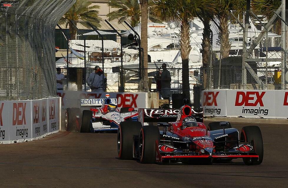 Es kommt zum USA-Comeback in der mittlerweile wiedervereinigten IndyCar-Serie. Bourdais dockt 2011 bei Dale Coyne an und fährt - ohne großen Erfolg - die Nicht-Ovale. Hier crasht er hinter Marco Andretti in St. Petersburg.