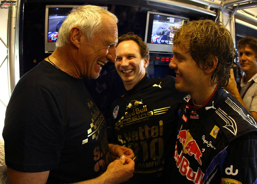 21. November 2010: Vettel, seit dem dramatischen Saisonfinale in Abu Dhabi vor einer Woche frischgebackener Weltmeister, schwebt mit Red Bull auf Wolke sieben. Aber Konzernchef Dietrich Mateschitz sagt selbst in der Stunde des gemeinsamen Triumphs: 