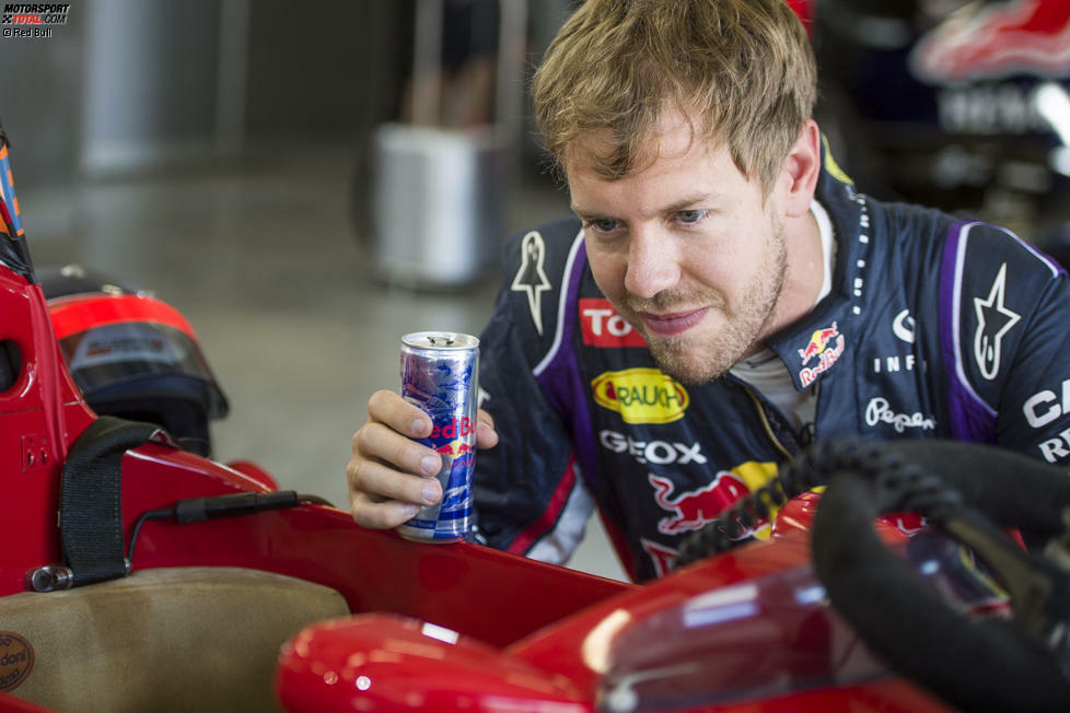 27. Mai 2014: Vettel fährt zu Demozwecken auf dem Red-Bull-Ring Gerhard Bergers alten Ferrari F1-87/88C mit Turbomotor aus der Saison 1988. 