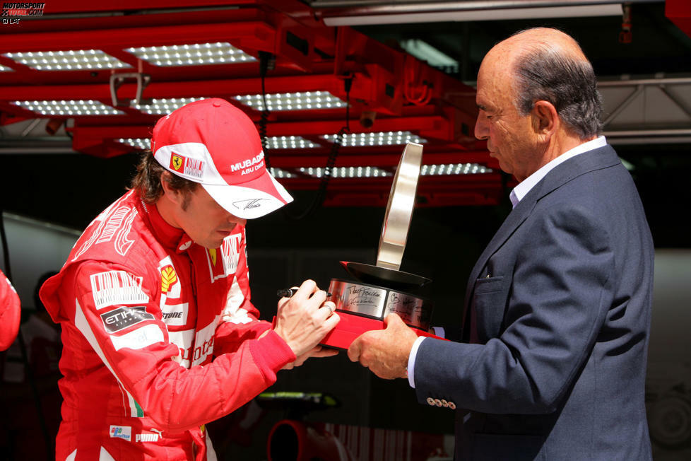 10. September 2014: Emilio Botin, Chef der spanischen Santander-Bank, stirbt völlig überraschend im Alter von 79 Jahren an einer Herzattacke. Botin gilt bis zu seinem Tod als glühender Alonso- und Formel-1-Fan und hat mit den Santander-Millionen ermöglicht, dass Ferrari Ende 2009 Räikkönen aus seinem bestehenden Vertrag auskaufen konnte, um für Alonso Platz zu schaffen.