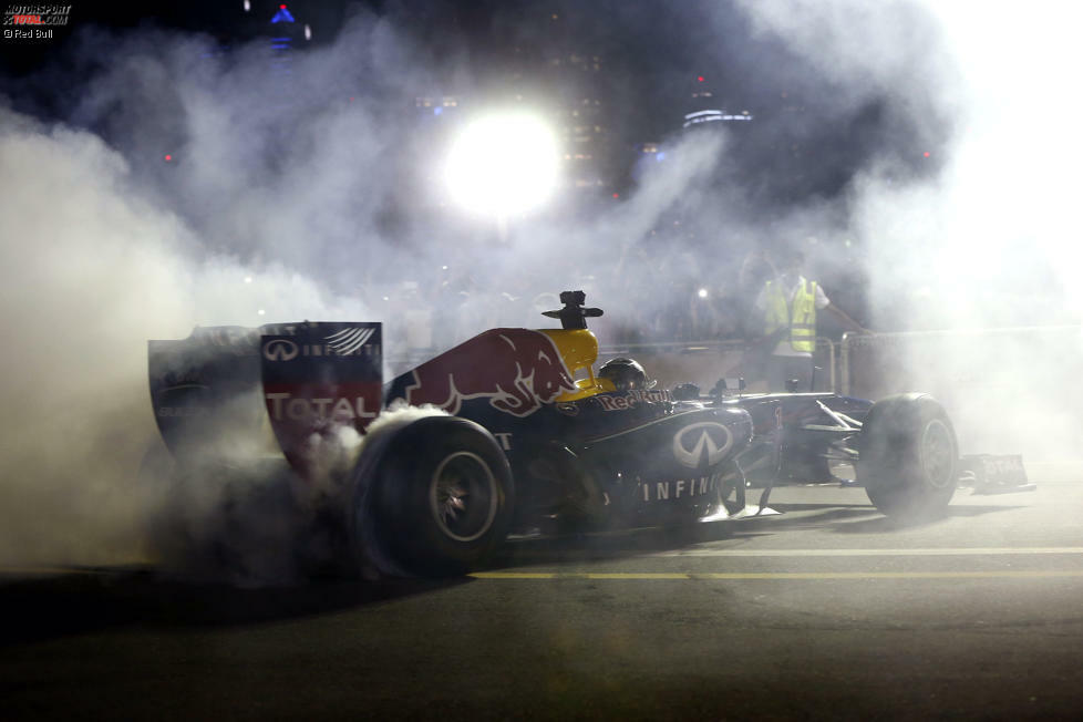 20. November 2014: Am Vorabend hat Sebastian Vettel in Dubai noch Donuts im Red Bull RB7 gedreht, dann wird er als Ferrari-Fahrer bestätigt. Kurz zuvor hat das Team den Abschied von Fernando Alonso verkündet. Damit ist der Weg frei für Vettel, der 2015 Teamkollege von Kimi Räikkönen wird.