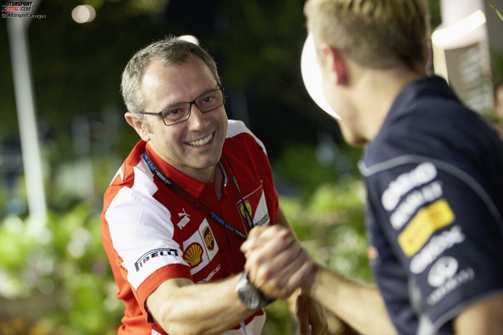 30. März 2014: Ferrari-Teamchef Stefano Domenicali und Vettel werden vor dem Grand Prix von Malaysia im Paddock in Sepang bei einem herzlichen Handschlag fotografiert. 