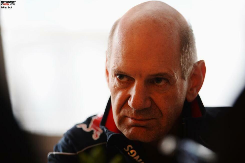 Contra: Adrian Newey.
Auch der Top-Designer der vergangenen Jahre ist kein Magier, zudem spielt ihm das neue Reglement nicht in die Karten. Die Aerodynamik-Konzepte des Briten waren in den vergangenen Jahren der Trumpf auf dem Weg zu den Red-Bull-Titeln, obwohl Mercedes schon im vergangenen Jahr den wohl stärksten Antrieb hatte. Doch die Leistungsfähigkeit der neuen Turbomotoren und des gesamten Antriebsstrangs dürfte 2014 eine größere Bedeutung haben - Neweys Einfluss könnte damit sinken.
