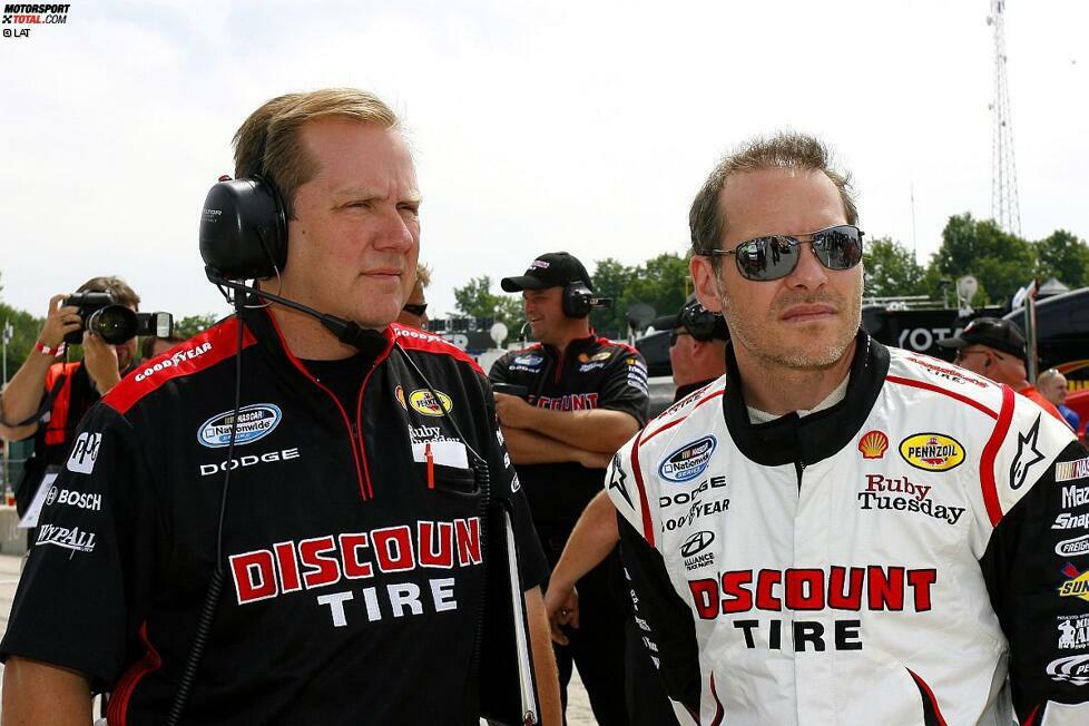 2011 und eine Nationwide-Chance bei Roger Penske. Links sein damaliger Crewchief Todd Gordon, der heute das Sprint-Cup-Auto von Joey Logano betreut.