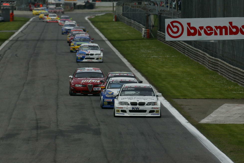 Dirk Müller legte tags darauf, am 10. April 2005, noch einmal nach: Von der Pole-Position aus ging er gleich am Start in Führung. Am Ende siegte BMW-Pilot Müller mit knapp 2,5 Sekunden Vorsprung vor den beiden Alfa-Romeo-Fahrern Gabriele Tarquini und Augusto Farfus. Und auf dem Weg zum Sieg drehte Müller sogar noch die schnellste Runde. Damit erzielte er gleich am ersten Rennwochenende ein 