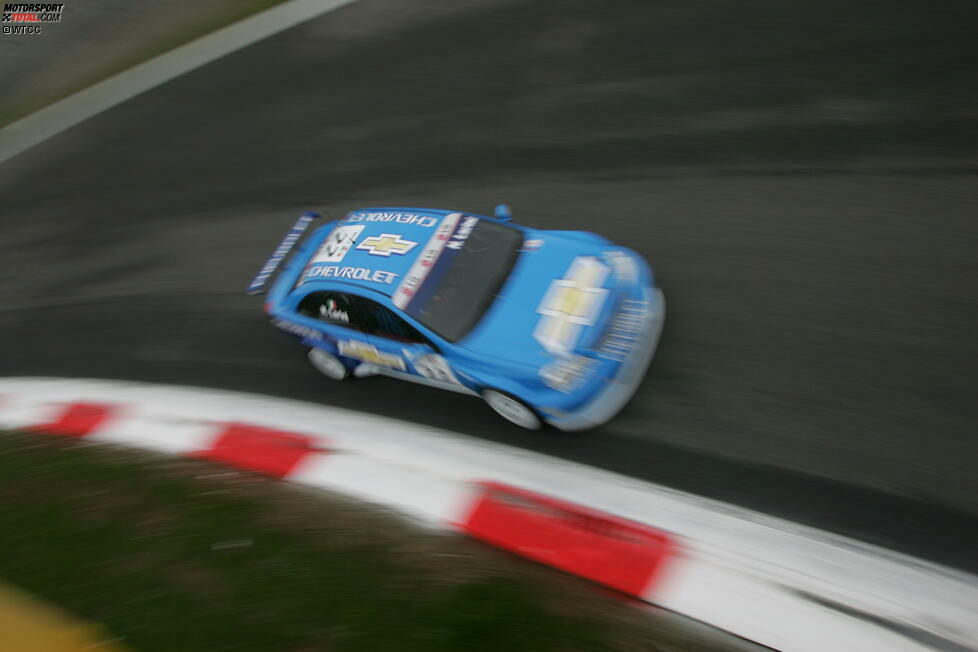 Apropos Chevrolet: Für die späteren WTCC-Dominatoren begann das Abenteuer Tourenwagen-WM mit mageren Resultaten. Mit über 30 Sekunden Rückstand auf die Spitze reichte es für Nicola Larini in Monza nur zu Platz 15. Doch Chevrolet sollte bald den Anschluss schaffen - und mehr!