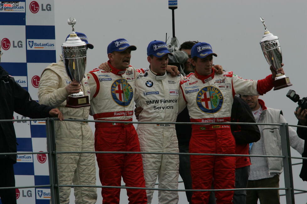 Ein Foto von der Siegerehrung: Der erste WTCC-Rennsieger Dirk Müller, umrahmt von Gabriele Tarquini (2.) und Augusto Farfus (3.). Der spätere Weltmeister Andy Priaulx schaffte es in Monza nicht unter die Top 3.