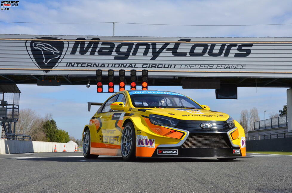 Und das ist der WTCC-Vesta, wie er im Februar 2015 in Magny-Cours offiziell vorgestellt wurde. Mit diesem Auto kämpfen Rob Huff, Michail Koslowskii und James Thompson in dieser Saison um Punkte - und vielleicht um mehr...