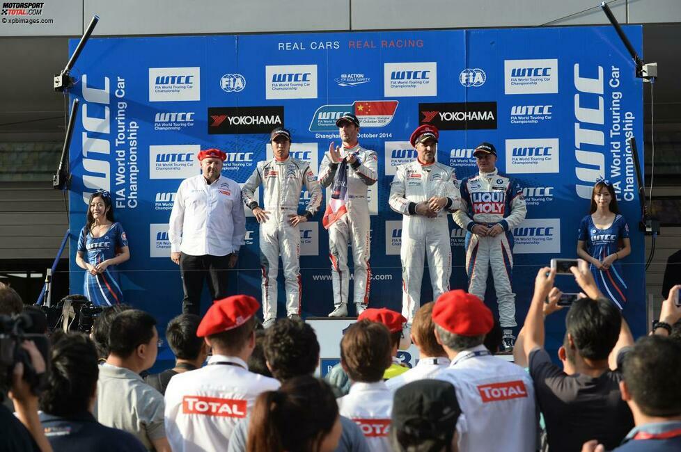 Schanghai (China), 12. Oktober 2014: Qing-Hua Ma (Citroen/2.), Jose-Maria Lopez (Citroen/1.), Yvan Muller (Citroen/3.) und TC2-Sieger Franz Engstler (Engstler-BMW)