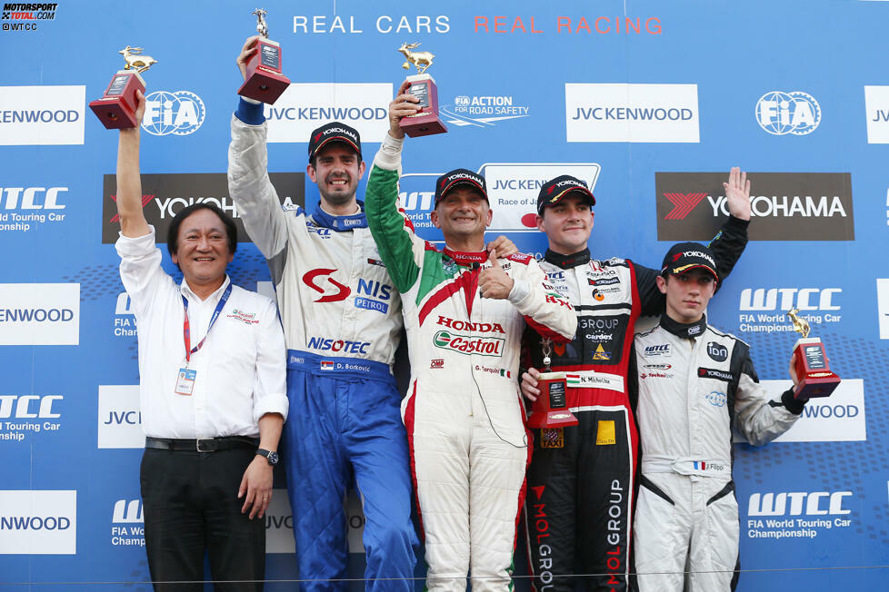 Suzuka (Japan), 26. Oktober 2014: Dusan Borkovic (Campos-Chevrolet/2.), Gabriele Tarquini (Honda/1.), Norbert Michelisz (Zengö-Honda/3.) und TC2-Sieger John Filippi (Campos-SEAT)