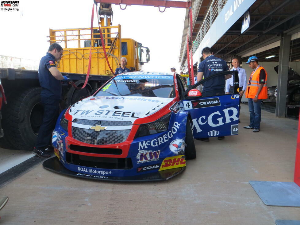 So kam der TC1-Chevrolet in der Boxengasse an. Sieht doch eigentlich noch ganz passabel aus, sollte man meinen - dafür, dass Coronel gleich mehrfach die Mauern berührt hat.