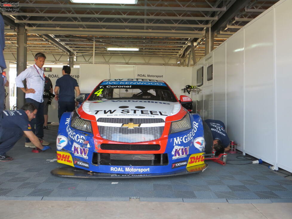 Der Chevrolet Cruze von Tom Coronel nach dem ersten Freien Training der WTCC in Marrakesch. Deutlich zu erkennen sind die 