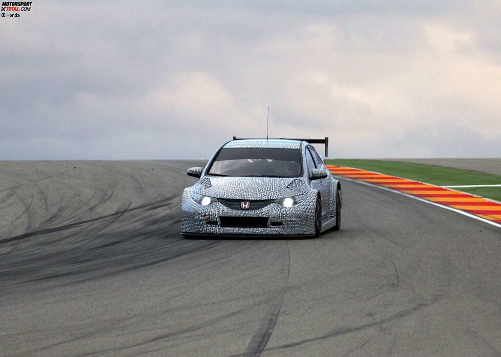 Honda hat hingegen erst im Januar 2014 mit der Testarbeit begonnen. Hier zu sehen ist das erste Foto, das der japanische Hersteller vom neuen Civic veröffentlicht hat. Geschossen wurde es beim ersten Test des Fahrzeugs im spanischen Aragon.