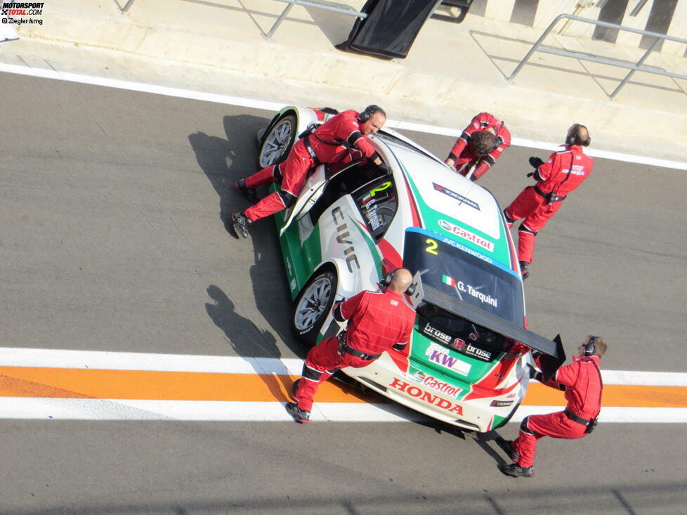 Apropos Honda: Beim offiziellen WTCC-Test in Valencia fuhr das Werksteam erstmals mit zwei Autos - und auch mit der neuen Lackierung für 2014. Im Vergleich zu 2013 verändern sich die Farben des Civic-Autos aber nicht sehr. Es bleibt bei Weiß-Grün-Rot, wie hier im Bild zu sehen ist.