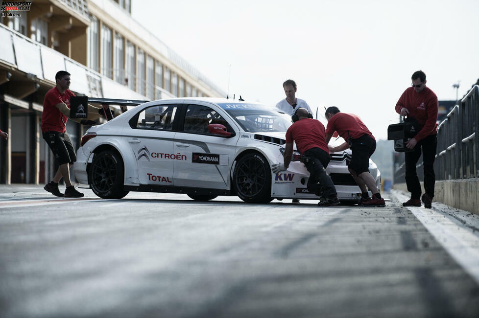 Citroen experimentierte in Valencia hingegen weiter - und auch mit der Farbgebung. Sebastien Loeb und Qing-Hua Ma rollten mit einem blütenweißen Fahrzeug um den Kurs.