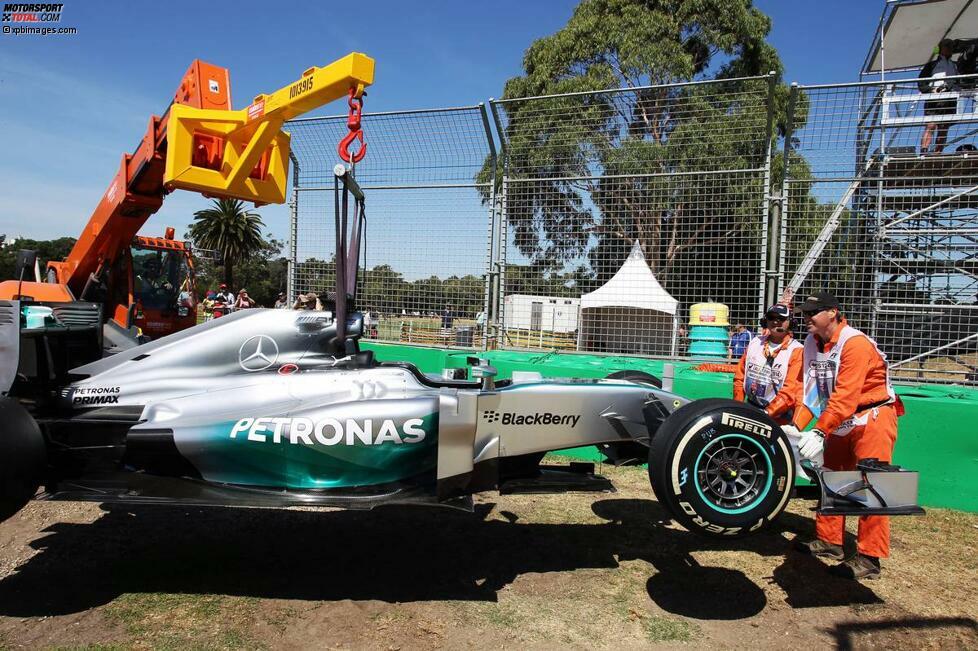 ... da Lewis Hamilton wegen eines Problems mit dem neuen Antrieb gleich in seiner ersten Runde liegen bleibt. Wegen eines defekten Sensors kann der Weltmeister von 2008 keine einzige gezeitete Runde fahren, das Trainingsprogramm von Mercedes wird ordentlich durcheinandergewirbelt.