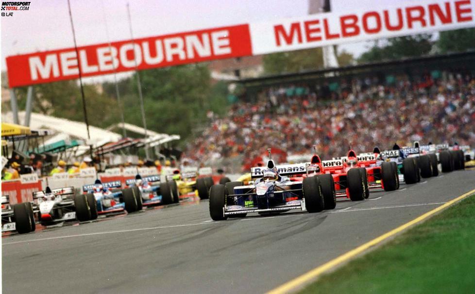 Was zu Beginn des Rennwochenendes 1997 aussieht wie ein sicherer Williams-Erfolg, wird zur silbernen Sternstunde. David Coulthard im neu lackierten McLaren gewinnt das Rennen überraschend, nachdem Jacques Villeneuve im Qualifying noch über zwei Sekunden schneller war als die Konkurrenz. Doch das Rennen geht für den Kanadier nur wenige Meter: Er scheidet nach Kollision mit Eddie Irvine aus.