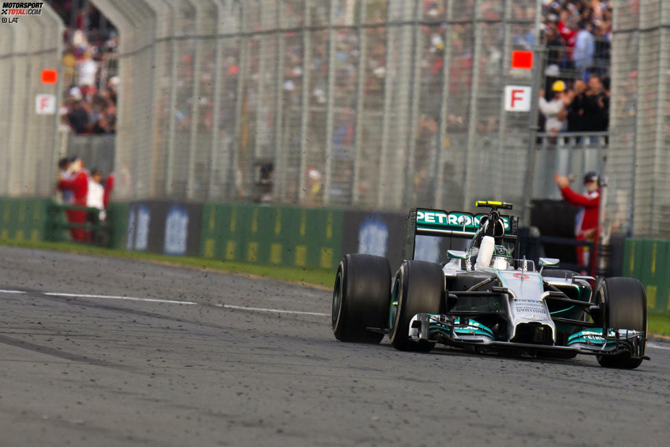 2014 startet die Formel 1 in Melbourne in die neue Hybrid-Ära. Es ist kein Zufall, dass Mercedes-Pilot Nico Rosberg das erste Rennen mit den neuen 1,6-Liter-V6-Turbomotoren gewinnt: Die Silberpfeile prägen die neue Ära der Königsklasse gleich vom ersten Grand Prix an.