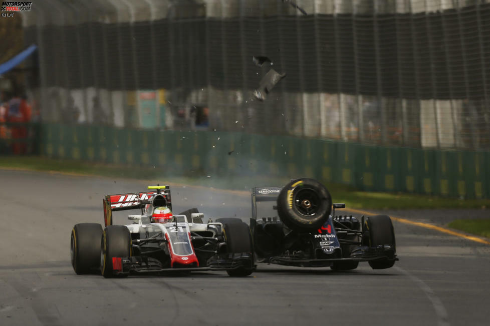 2016 stockt den Zuschauern in Melbourne und an den Fernsehern der Atem. In Runde 18 kollidieren Fernando Alonso und Esteban Guttierez. Alonsos McLaren überschlägt sich daraufhin im Kiesbett und knallt mit großer Wucht in die Streckenbegrenzung.