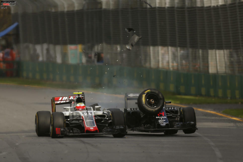 2016 stockt den Zuschauern in Melbourne und an den Fernsehern der Atem. In Runde 18 kollidieren Fernando Alonso und Esteban Guttierez. Alonsos McLaren überschlägt sich daraufhin im Kiesbett und knallt mit großer Wucht in die Streckenbegrenzung.