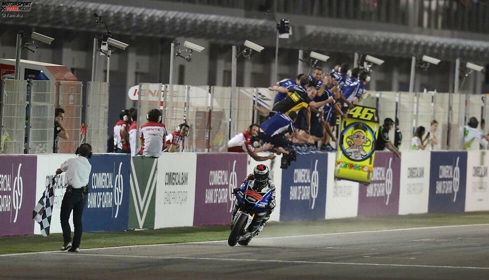Beim Saisonauftakt in Katar stellte Lorenzo mit einem souveränen Sieg die gewohnte Rangordnung wieder her. Für die Schlagzeilen war aber Teamkollege Rossi verantwortlich, der mit einer spannenden Aufholjagd Platz zwei beim Yamaha-Comebackrennen sicherstellte.