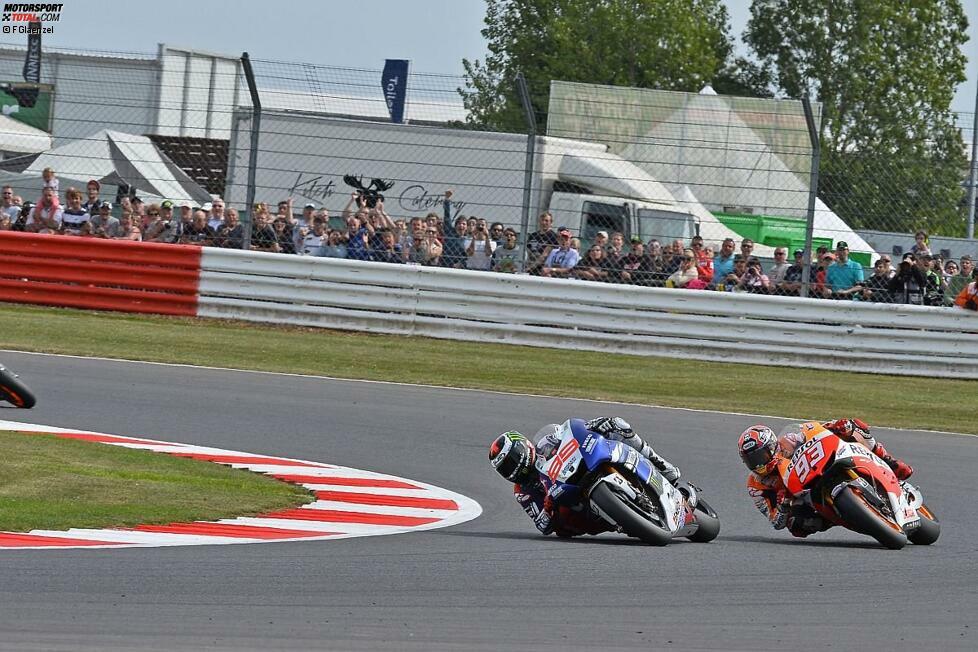 Doch Lorenzo gab nicht auf und erkämpfte sich in Silverstone in der letzten Kurve den Sieg. Damit stand der Spanier nach fünf sieglosen Rennen endlich wieder ganz oben. Da Marquez Zweiter wurde, machte Lorenzo nur fünf Punkte gut.