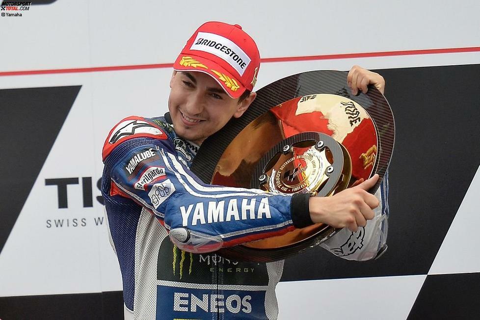 ...Lorenzo perfekt umsetzte und erstmals auf Phillip Island gewann. Der Sieg schmeckte besonders süß, das Konkurrent Marquez disqualifiziert wurde und die WM deshalb wieder offen war. Nur noch 18 Punkte trennte die beiden Spanier vor den Rennen in Motegi und Valencia.