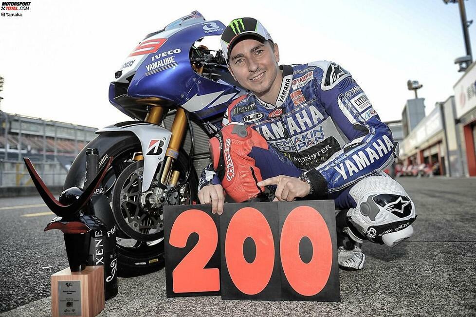 Vor den Honda-Fans in Motegi stellte Lorenzo den 200. Sieg von Yamaha in der Königsklasse sicher. Da Marquez als Zweiter durchs Ziel fuhr, lagen vor dem Showdown in Valencia 13 Punkte zwischen dem Titelverteidiger und dem Sensations-Rookie.
