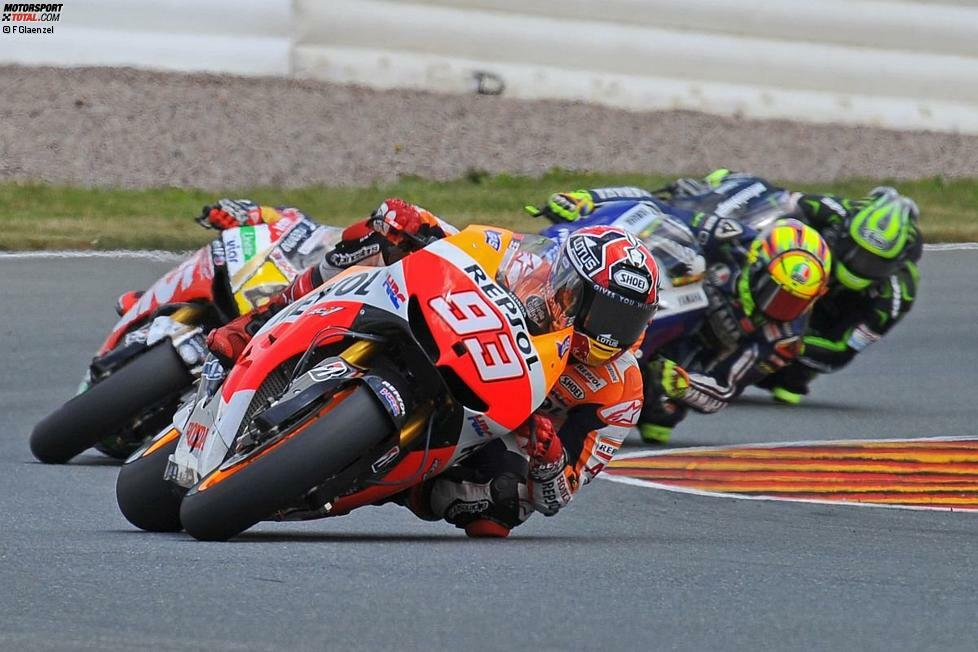 Durch das Verletzungspech von Lorenzo und Pedrosa fuhr Marquez am Sachsenring entspannt zum Sieg und machte 25 Punkte auf seine Landsmänner gut. Es sollte der erste von vier Siegen in Folge sein.