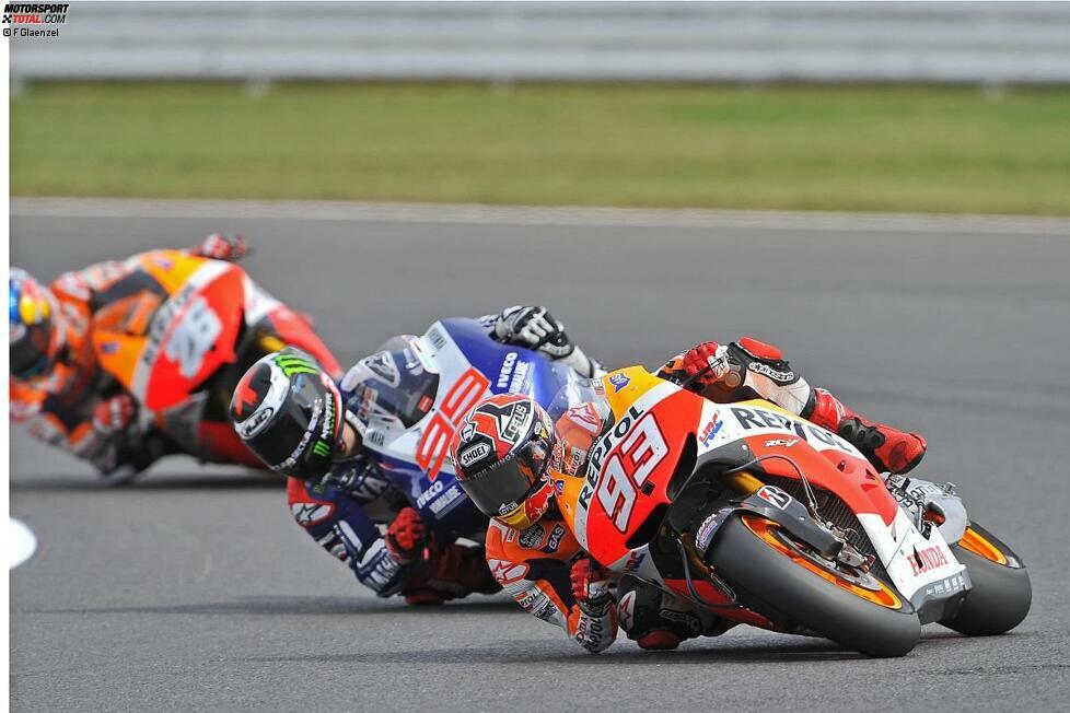 Beim Grand Prix in Silverston führte Marquez das Rennen vor der letzten Kurve an, doch Lorenzo setzte alles auf eine Karte und presste sich an der Werks-Honda vorbei.