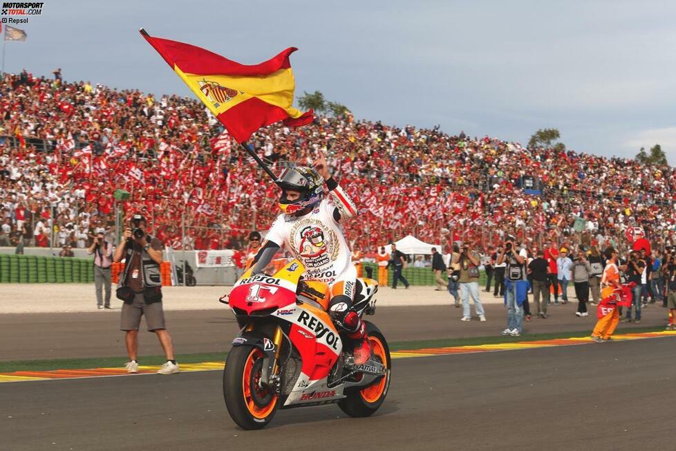 ...Marquez ein fehlerfreies Rennen fuhr und sich mit einem dritten Platz aus der Saison verabschiedete. Die 16 Punkte reichten, um die WM-Führung zu behaupten. Marquez wurde zum jüngsten MotoGP-Weltmeister aller Zeiten.