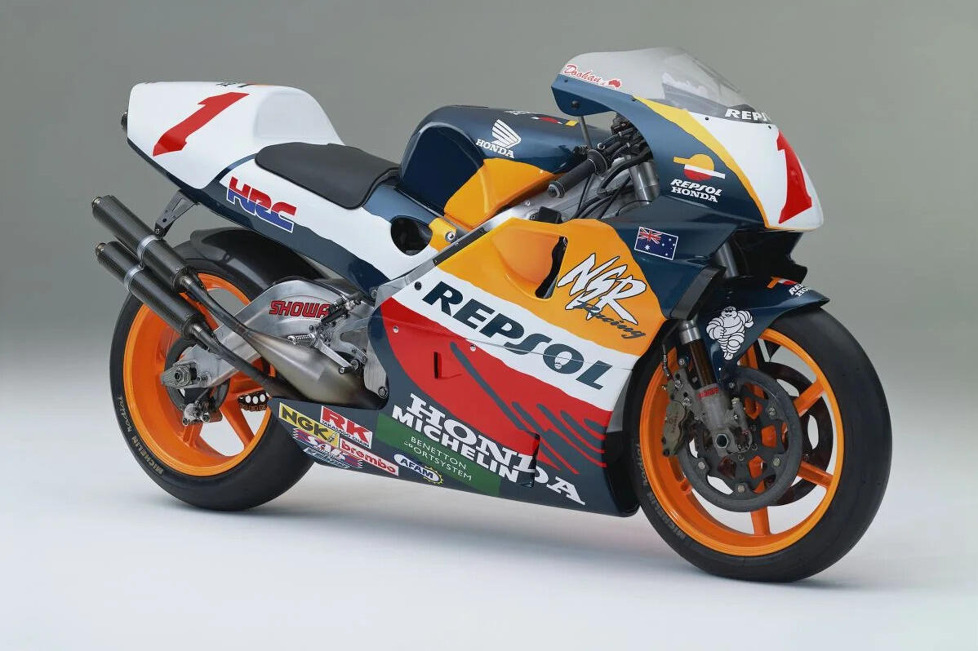 Seit 1995 ist Repsol der Titelsponsor des Honda-Werksteams in der Königsklasse der Motorrad-WM: Wie sich Aussehen und Technik der Bikes seitdem verändert haben