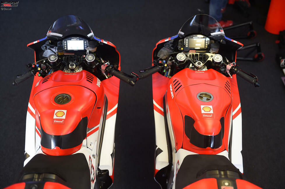 Zeichen der Fortschritte waren neue Motorausbaustufen und schließlich die Ducati GP14.2, die zum ersten Mal Ende September in Aragon zum Einsatz kam. Hier der Vergleich: Links die GP14 und rechts die deutlich schlankere GP14.2.