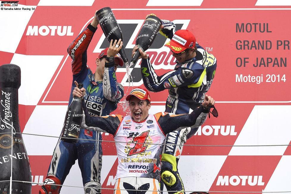 Lorenzo und Rossi überschütten Marquez mit dem verdienten Champagner.