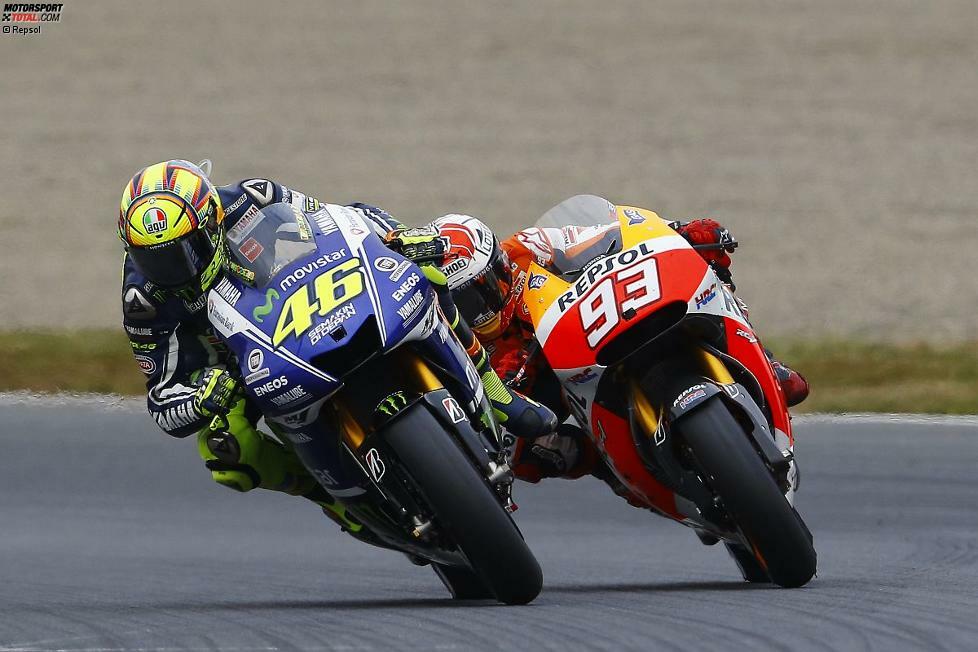 Dann entbrennt ein enges Duell zwischen Valentino Rossi und Marc Marquez um den wichtigen zweiten Platz.