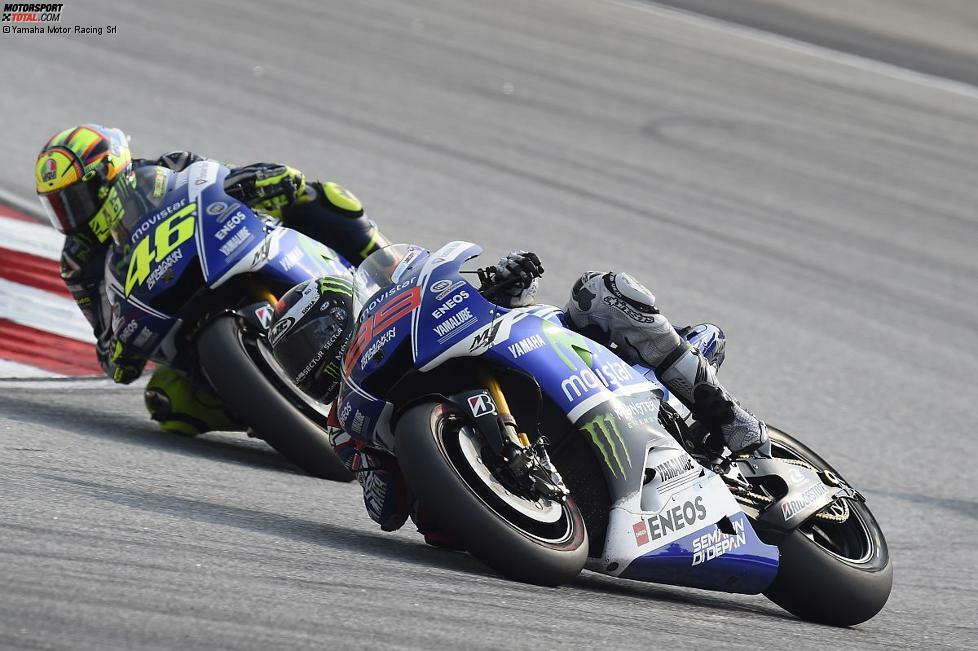 Vor allem Rossi sucht einen Weg an seinem Teamkollegen vorbei, doch Lorenzo verteidigt bis Rennhalbzeit Platz eins.