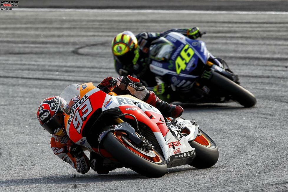 Rossi übt Druck auf Marquez aus, doch der Youngster bleibt in der Hitze Malaysias cool...