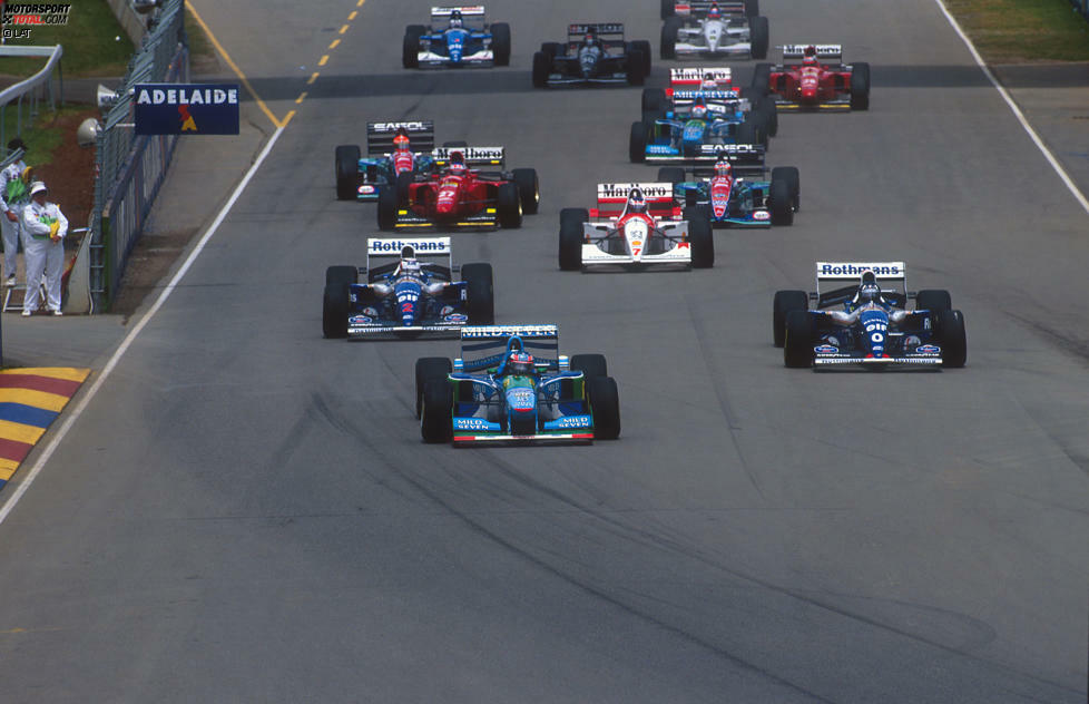 Als Schumacher in Adelaide von der Strecke rutscht, sieht Hill die Chance vorbeizuziehen, doch es kommt zur Kollision. Schumacher bleibt liegen, Hill muss wenig später in der Box aufgeben. Der erste von sieben Titeln für Schumacher war perfekt.