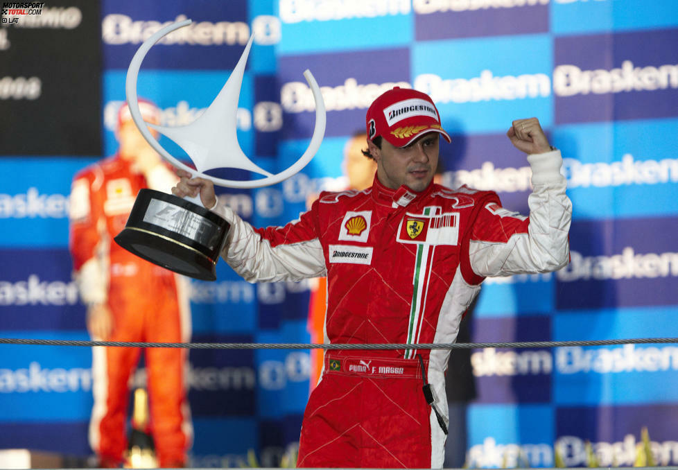 2008: Lewis Hamilton und Felipe Massa: Felipe Massa ist nur wenige Meter davon entfernt, sich in seiner Heimat zum König der Formel 1 zu krönen. In Sao Paulo fährt der Ferrari-Pilot auf Pole und auch als Erster über die Ziellinie, doch der Jubel erstickt nach wenigen Sekunden ...