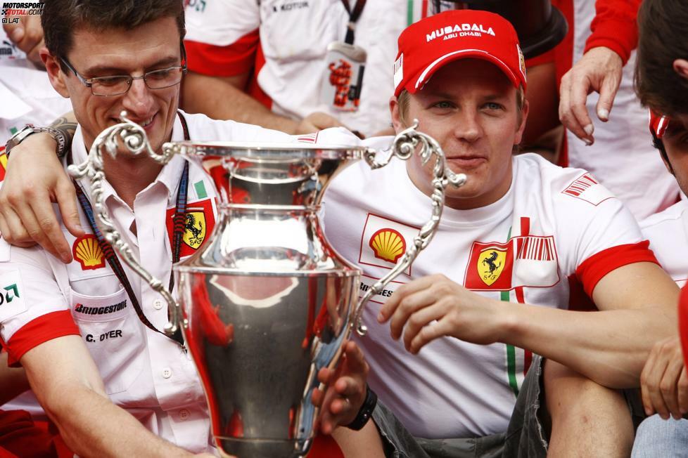 ...weil er sich erst Räikkönen und dann Alonso geschlagen geben muss und später sein Getriebe streikt. Hamiltons Kampf bis auf Platz 7 reicht nicht, er muss Rennsieger Kimi Räikkönen den WM-Titel mit einem Punkt Vorsprung überlassen.