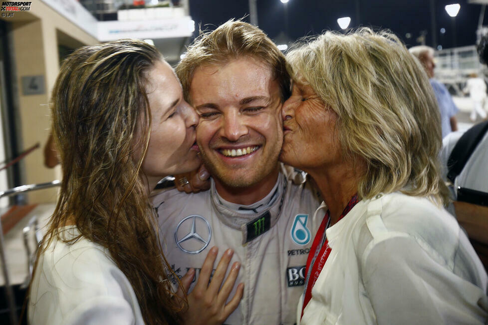 Hamilton schnappt sich die Pole und bremst das Feld am Sonntag bewusst ein. Hilft aber nichts, am Ende rettet Rosberg Rang zwei und damit den Titel über die Ziellinie. Wenige Tage später verkündet der neue Weltmeister seinen Rücktritt aus der Formel 1. Seine Revanche bekommt Hamilton also nie ...