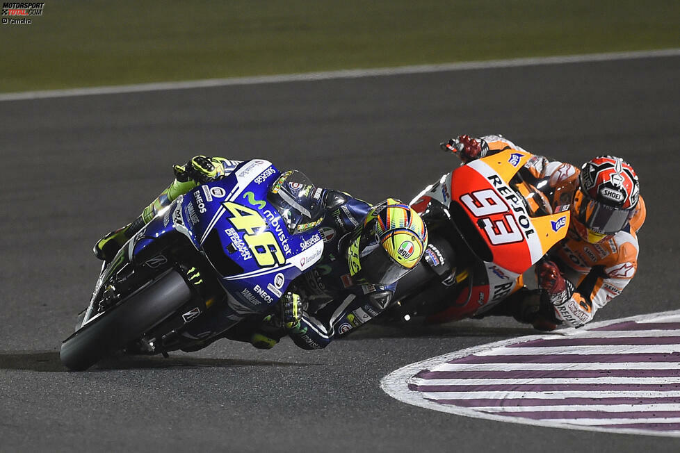 Schon beim Auftakt in Katar liefert Valentino Rossi Weltmeister Marc Marquez ein enges Duell, das er nur knapp verliert. Die Saison startet mit einem Mega-Duell.