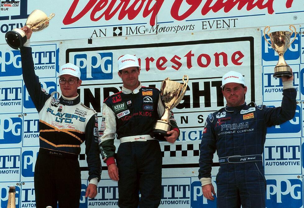 IndyLights-Saison 1995: Greg Moore (li.) auf dem Detroit-Podium mit Sieger Robbie Buhl und Jeff Ward. Moore gewann 10 der 12 Saisonrennen und den Titel.