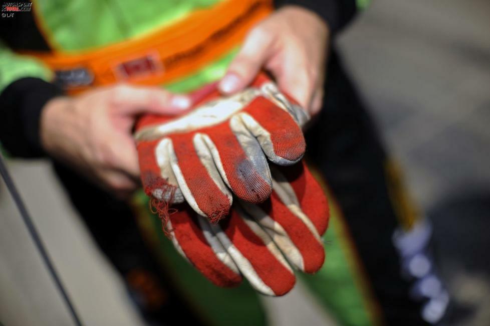 Sein Vermächtnis ist heute noch da: James Hinchcliffe trägt in der Qualifikation zum Indy 500 des Jahres 2012 Moores Handschuhe.