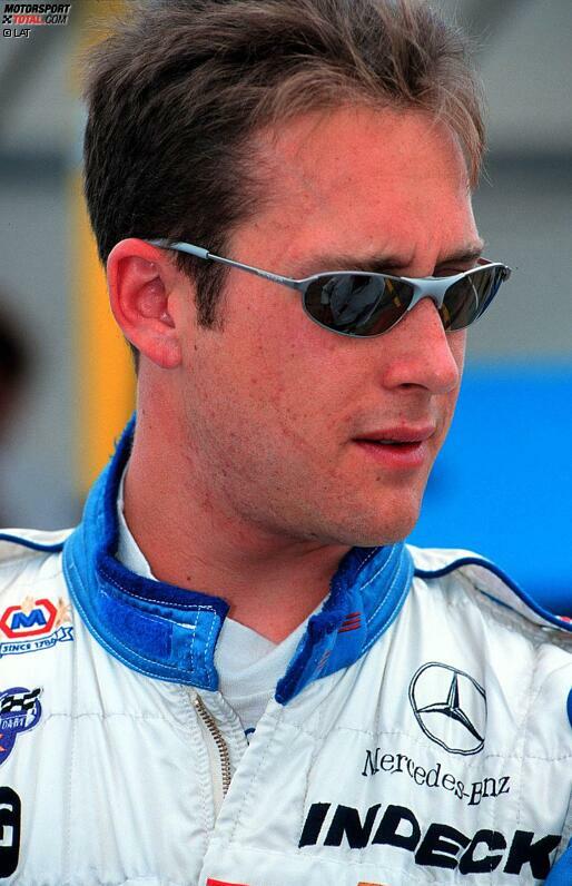 Greg Moore, geboren am 22. April 1975, starb am 31.10.1999 bei einem Horror-Crash in Fontana. Der Kanadier wurde nur 24 Jahre alt, galt aber als eines der größten IndyCar-Talente aller Zeiten.